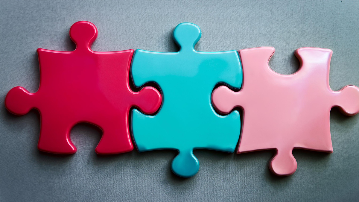 Ein Puzzle in den Parteifarben der aktuellen Bundesregierung - rot, türkis und pink