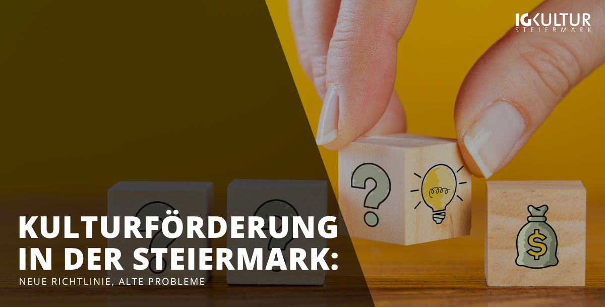 Hand ordnet bemalte Holzwürfel mit Symbolen wie Fragezeichen, Geldsack und Glühbirne.